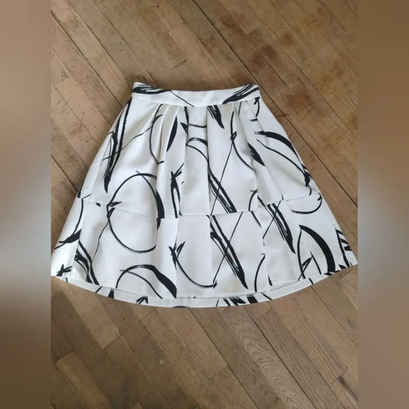 Banana Republic,  Black & White Abstract XO Print‎ Pleated Ponte Skirt, Size 6 - Picture 1 of 5